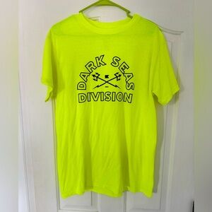 Dark Seas Surf Surfboard Beach Ocean Yellow  Men's T-Shirt  Size M Medium NWOT